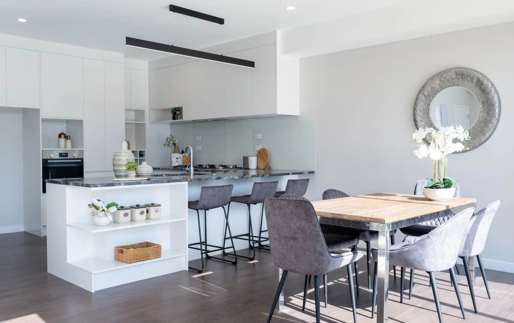 What are the benefits of oak flooring?